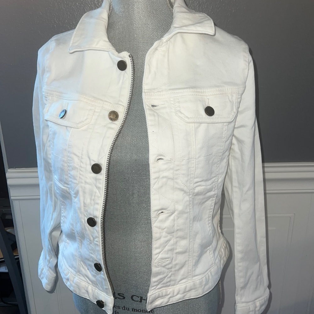 Women’s white jean jacket